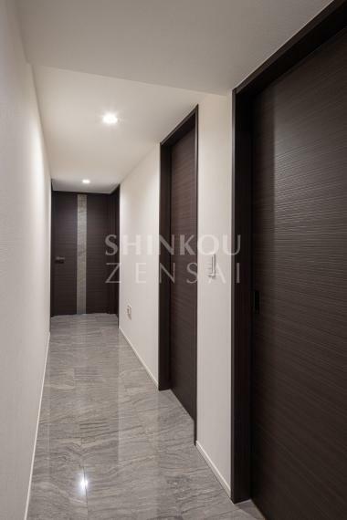 廊下（高級感漂うタイルフロアを採用。各居室や水回りは引戸を採用しデッドスペースを少なくしました）