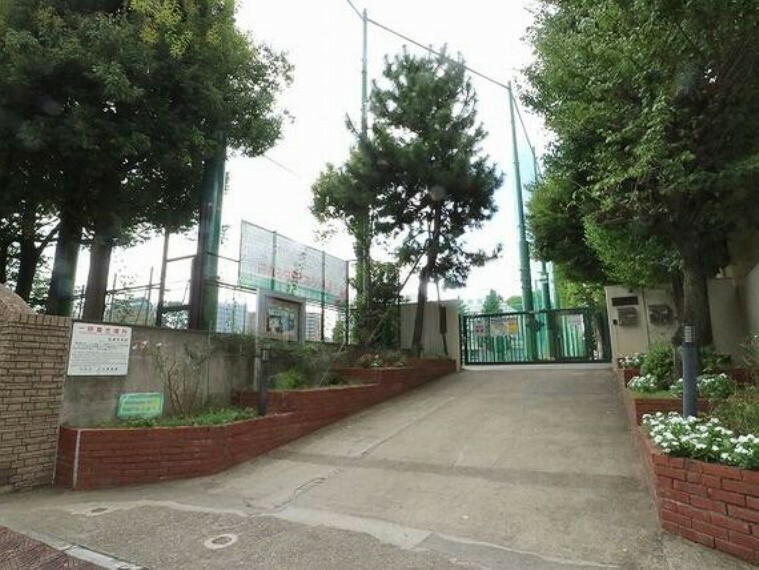 中学校 渋谷区立松濤中学校　約700m