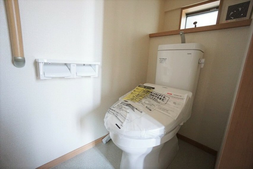 トイレ 温水洗浄機付トイレです。1階2階の2ヶ所にトイレがあるので、忙しい朝にもゆとりができますね。