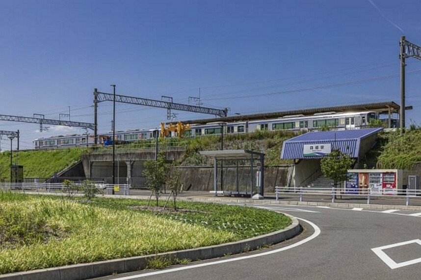 現地から350m～410m。　愛知環状鉄道「四郷」駅　■ロータリー内には、とよた おいでんバスのバス停もあります。