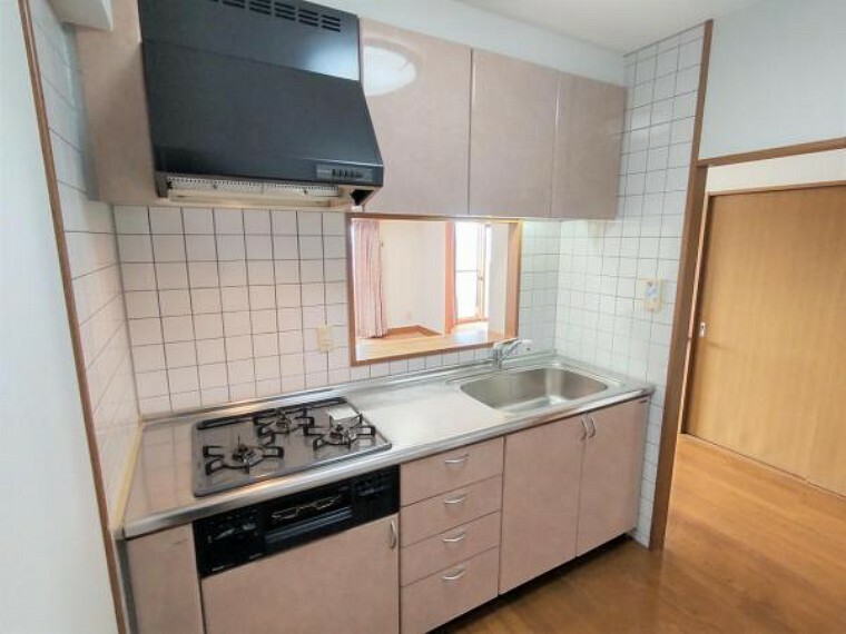 キッチン 3口コンロのあるシステムキッチンです。後ろにもスペースが十分に確保されているので冷蔵庫などを余裕をもって置くことができます。