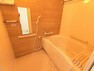 浴室 浴室はハウステック製の新品のユニットバスに交換しました。浴槽には滑り止めの凹凸があり、床は濡れた状態でも滑りにくい加工がされている安心設計です。
