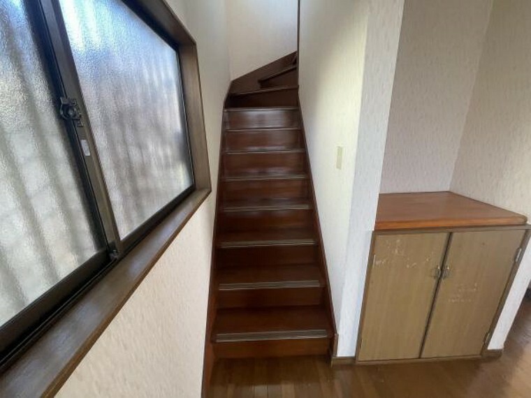 【リフォーム中7/24日撮影】階段写真。階段はノンスリップと手すりを新設します。ご年配の方やお子様のいるご家庭でも安心ですね。