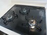 【同仕様写真】新品交換予定のキッチンは3口コンロで同時調理が可能。大きなお鍋を置いても困らない広さです。お手入れ簡単なコンロなのでうっかり吹きこぼしてもお掃除ラクラクです。
