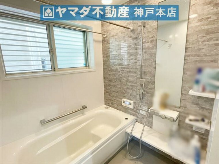 浴室 浴室暖房乾燥機付き　換気・採光に便利な窓もございます。