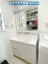 洗面化粧台 三面鏡ミラーキャビネットで小物もスッキリ収納可能です。