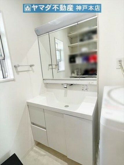 洗面化粧台 三面鏡ミラーキャビネットで小物もスッキリ収納可能です。