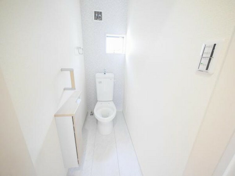 トイレ 2階トイレにもトイレットペーパーなど収納できるスペースがあります。