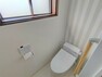 トイレ 【リフォーム済】トイレはタンクレスのものを新設しております。空間を広く使えるようにしました。トイレ内には壁内収納もあるので物を置くのにも困りません。