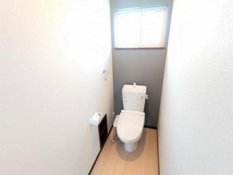 トイレ 【リフォーム済】1階トイレ。LIXIL製の温水洗浄便座トイレに新品交換しました。天井壁のクロス、床のクッションフロアを張り替えました。毎日家族が使う場所なので、清潔感のある空間に仕上げました。