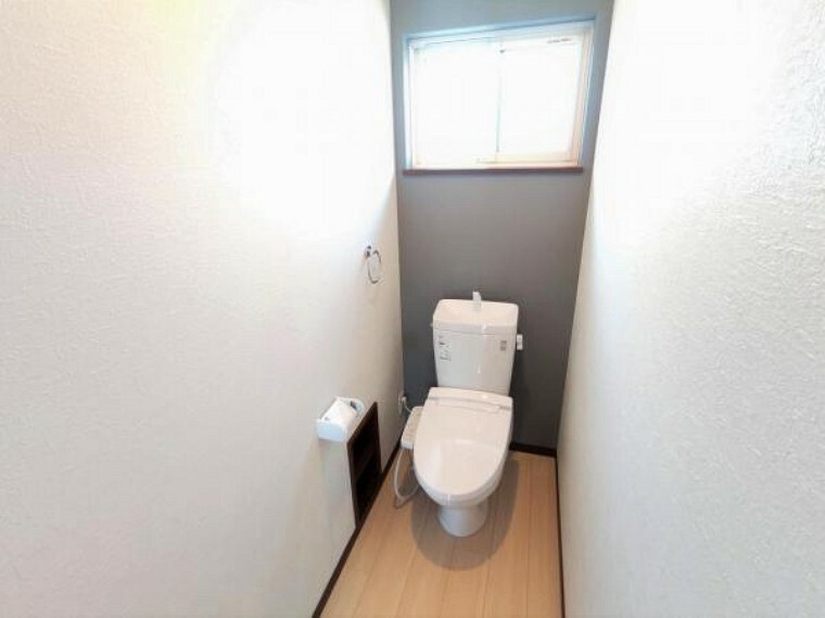 【リフォーム済】2階トイレ。LIXIL製の温水洗浄便座トイレに新品交換しました。天井壁のクロス、床のクッションフロアを張り替えました。毎日家族が使う場所なので、清潔感のある空間に仕上げました。