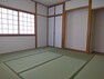 和室 【リフォーム済】和室の写真です。畳の表替、ふすま、障子の張替、クロスの張替を行いました。二面ある窓からの日当たり、風通し良好です。
