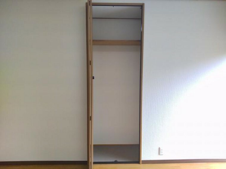 【リフォーム済】2階洋室の収納写真です。内部のクロスと床材を張替えています。ちょっとした棚もありますので収納も使い分けできそうですね。