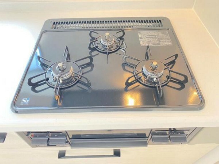 キッチン 【リフォーム済】新品に交換したキッチンは3口コンロなので同時進行で調理可能。大きなお鍋を置いても困らない広さです。