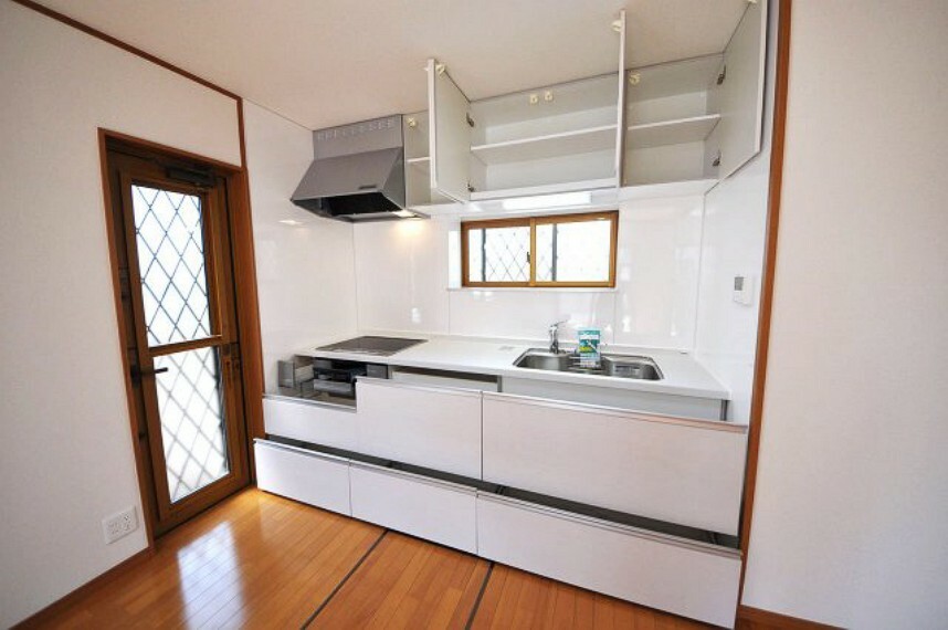 キッチン 上下に収納が充実したキッチン。勝手口や小窓付きで換気もしやすくなっています。