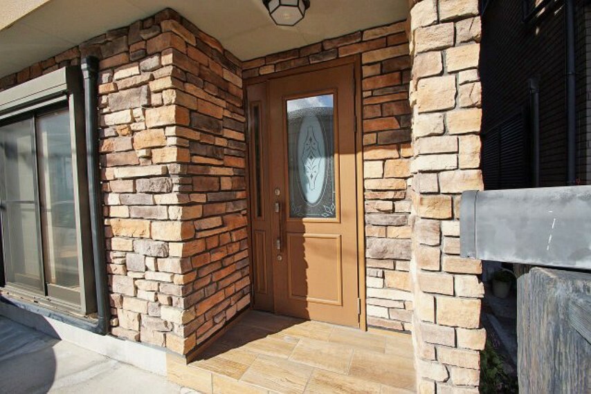 玄関 フレンチシックな玄関ドアやレンガの壁がモダンです。