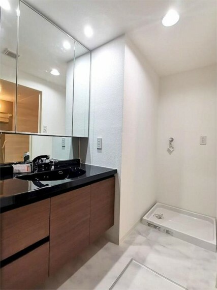 洗面化粧台 落ち着いた空間を演出するカラーの洗面所は居室からも独立しており、プライベート空間を保ちます！