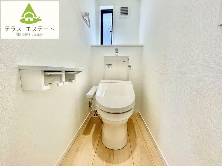 トイレ 1F2Fにトイレがあります。小窓付きで明るく換気もしやすいです。