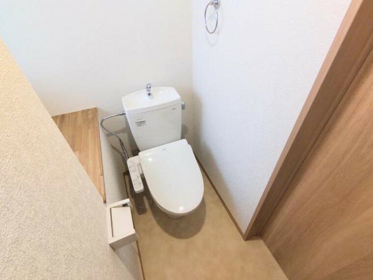 トイレ 【リフォーム後写真】1階のトイレはLIXIL製の温水洗浄機能付きに新品交換しました。キズや汚れが付きにくい加工が施してあるのでお手入れが簡単です。直接肌に触れるトイレは新品が嬉しいですよね。