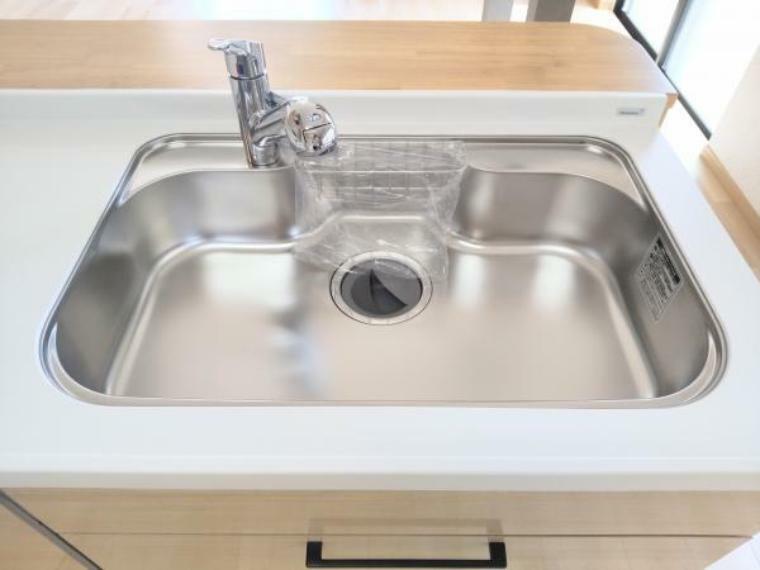 構造・工法・仕様 【リフォーム後写真】新品交換したキッチンのシンクは水はねの音を抑える静音設計で、従来よりもさらに水音が静かになっています。