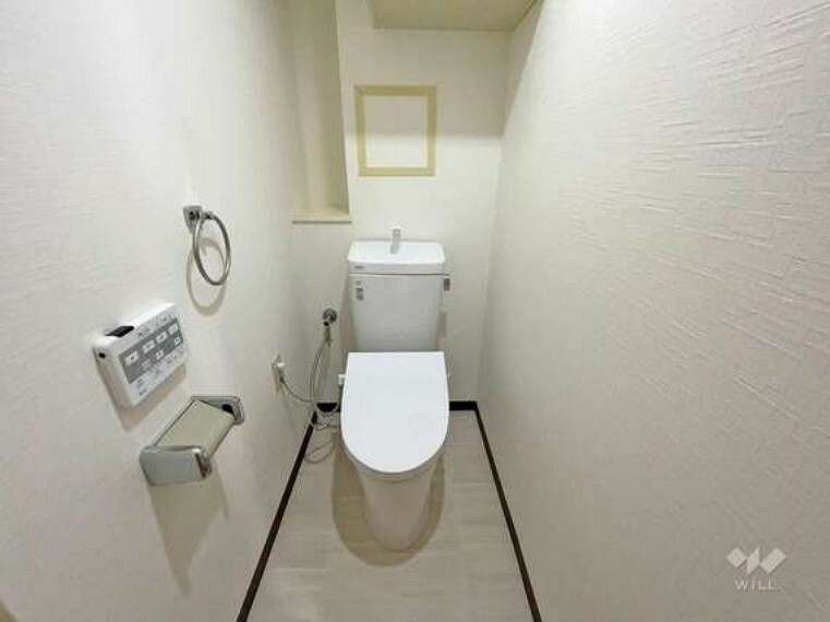 トイレ背面にスリット収納があり、トイレットペーパーのストックなどに便利です。［2022年3月3日撮影］