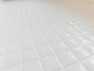 浴室 【同仕様写真】新品交換するユニットバスの床は規則正しいパターンの加工がされており滑りにくくなっています。水はけがよく乾きやすいです。