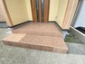 玄関 【リフォーム済】玄関ポーチを撮影しました。タイルは高圧洗浄を行いました。階段の段差が小さいので、ご高齢の方や小さいお子さんも安心して昇り降りできますね。