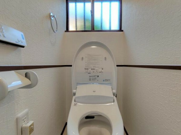 トイレ 【リフォーム済】トイレ　LIXIL製の温水洗浄便座トイレに新品交換しました。壁・天井のクロス、床のクッションフロアを張り替えたので、清潔感溢れる空間になりました。