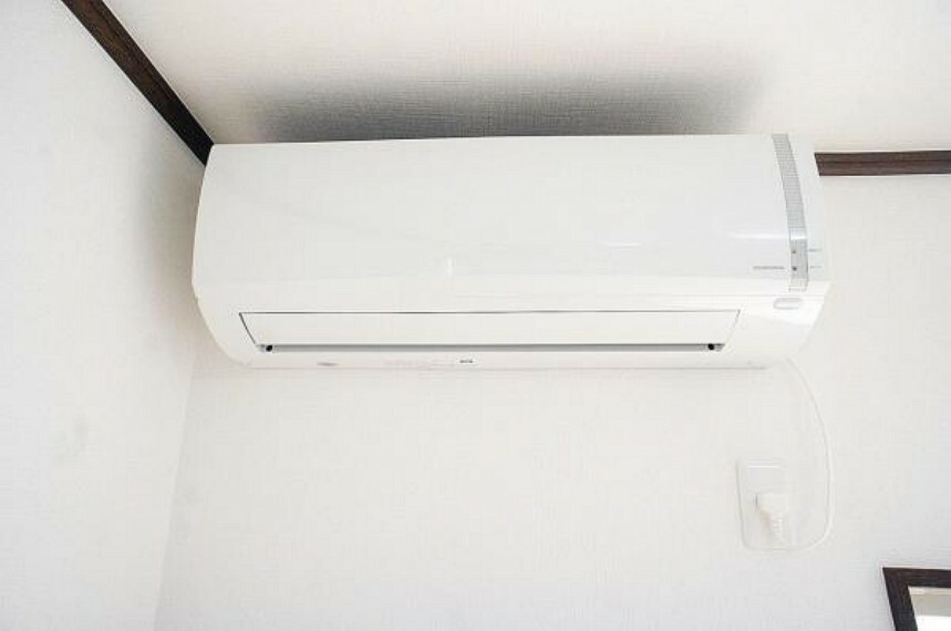 【同仕様写真】新品のエアコンを1台設置します。入居後すぐに快適に生活できますよ。