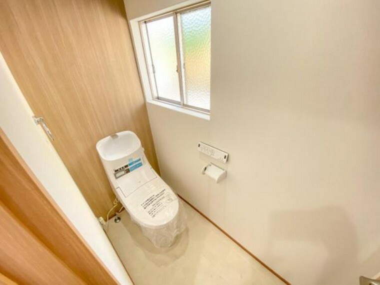 トイレ 【リフォーム中】LIXIL製の洗浄機能付便器に交換予定。従来に比べ約69％節水できる「超節水ECO5トイレ」　フチレス形状でフチを丸ごとなくしているので、お掃除もラクラクです。