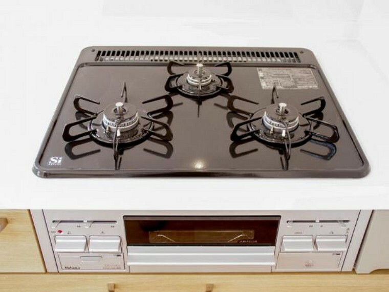 キッチン 【同仕様写真】コンロはビルトインコンロ幅600mmタイプを設置しています。全口Siセンサー搭載なのでバーナーの温度センサーが料理の焦げ付きを感知して自動消火してくれる「焦げ付き消火機能」付きです。