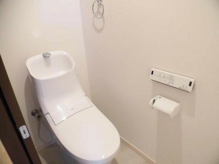 トイレ 【同仕様写真/トイレ】便器・便座はLIXIL製のものに新品交換の予定です。温水洗浄機能、暖房便座付きでいつでも快適です。