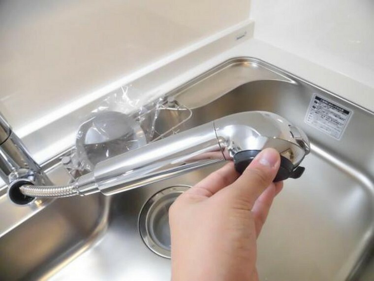 【同仕様写真/キッチン】新品交換するキッチンの水栓金具はノズルが伸びてシンクのお手入れもラクラクです。水栓本体には浄水機能が内蔵されていて、おいしいお水をつくります。