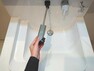 【同仕様写真/洗面台】水栓はまわりに水たまりができない、壁に直接取り付けるタイプの水栓を採用しています。水栓ヘッドは引き出して使えるホース内蔵タイプでお掃除もラクラクです。
