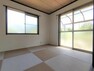 【リフォーム済写真】1階玄関脇にある6畳の和室です。畳はモダンな琉球畳に交換、ふすまを張り替えました。お庭にも直結しているので、縁側のように使うこともできますよ。