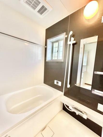 浴室 【リフォーム済写真】浴室は0.75坪タイプのハウステック製ユニットバスに新品交換しました。コンパクトな浴槽は、水道代の節約になり経済的。お掃除も行き届きます。浴室暖房換気乾燥機付きです。