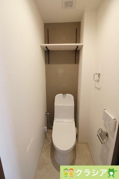 トイレ 上部には収納スペースがあり、トイレットペーパーや芳香剤などを置くのに便利ですね（2022年6月撮影）