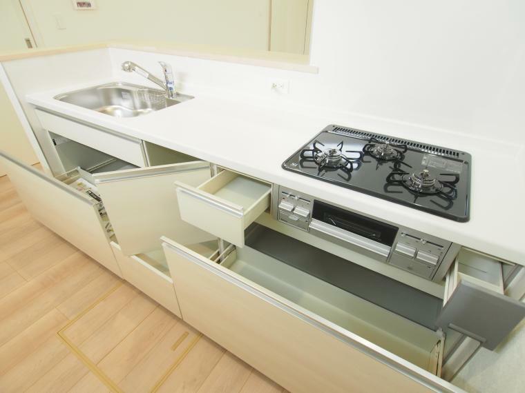 キッチン システムキッチンには、掃除がしやすいというメリットがあります。