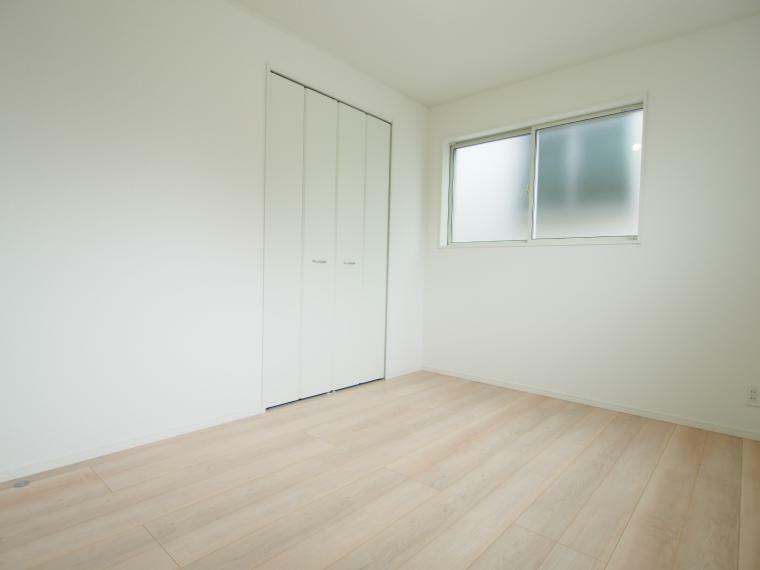洋室 2F洋室には収納スペースが各居室1つ以上はあり、楽々収納できます（^^）/