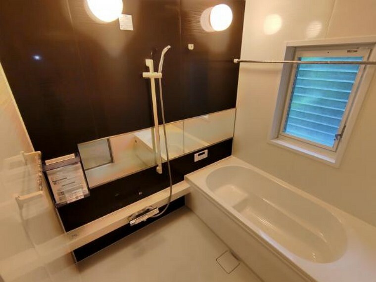 浴室 【リフォーム済】浴室は新品のユニットバスに交換済。足を伸ばせる1.25坪サイズの広々とした浴槽で、1日の疲れをゆっくり癒すことができますよ。暖房換気乾燥機付きで洗濯物も干せます。