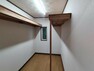 収納 【リフォーム済】2階納戸には枕棚が付いています。明かりとりもあって明るい納戸です。壁クロス張替、LED照明交換済。