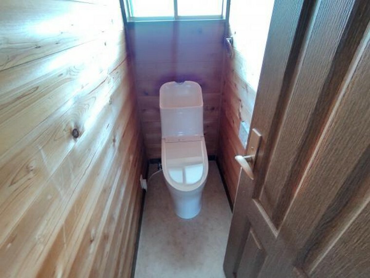 トイレ 【リフォーム済】トイレはTOTO製の温水洗浄便座に交換済。床はクッションフロア重ね張り、LED照明交換します。