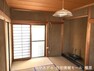 和室 【1階和室】床の間をもうけた本格的な造り。7.5帖の広々とした空間です