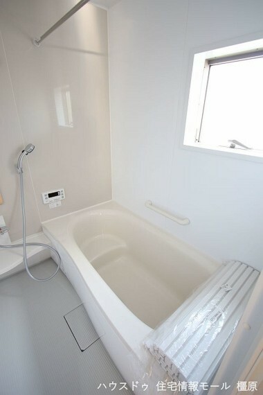 同仕様写真（内観） 1坪サイズのゆったりした浴室で足を伸ばしておくつろぎ下さい。 浴室乾燥機付きで雨の日のお洗濯も安心です。（同仕様）