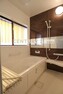 浴室 上品なアクセントパネルで優雅な空間を演出したシステムバス。浴室はゆとりあるサイズです