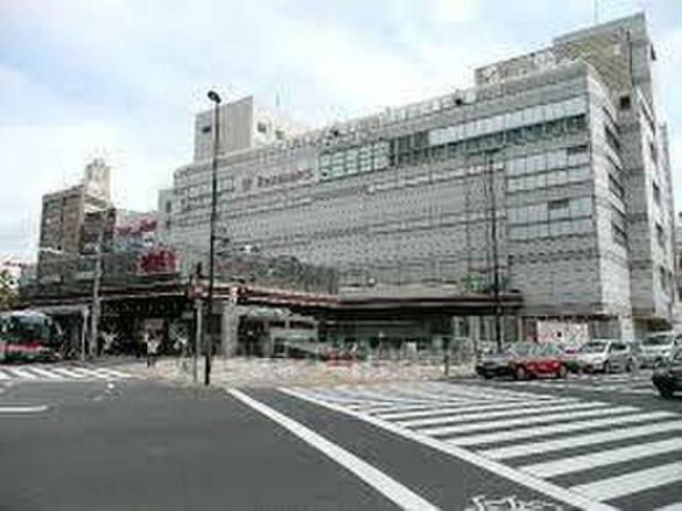 徒歩13分。JR山手線、東京メトロ南北線、都営三田線、東急目黒線が利用できます。