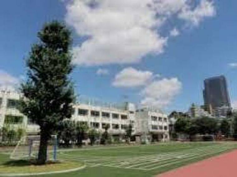 小学校 徒歩3分。重点の一つに自ら学ぶ姿勢の確立・自力解決や児童相互の学び合いを意識した自己伸長力育成