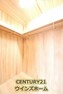 収納 ウォークインクローゼットの壁と天井には桐を使用しています。桐は吸水性・断熱性が良い素材のため衣類にとって最適な状態を保ちます。