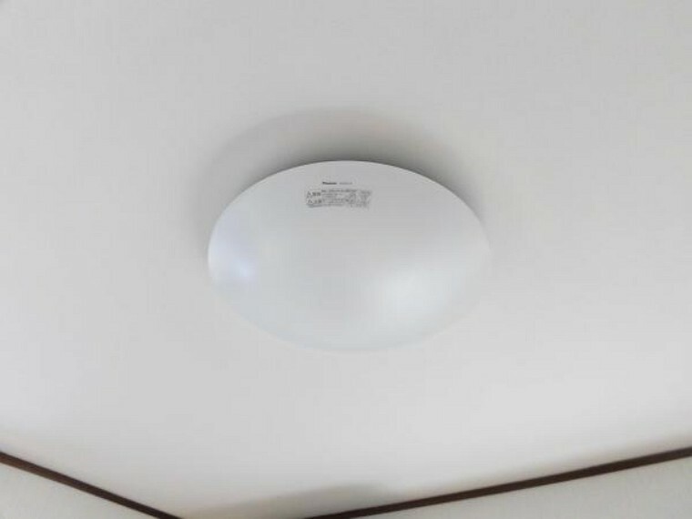 専用部・室内写真 【同仕様写真】各居室にはLED照明器具を新設予定です。シーリングタイプはリモコン付きで操作も簡単。LEDで節約にもなります。