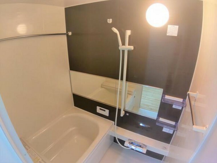 浴室 【リフォーム後　5/22撮影】浴室はハウステック製の新品のユニットバスに交換しました。浴槽には滑り止めの凹凸があり、床は濡れた状態でも滑りにくい加工がされている安心設計です。